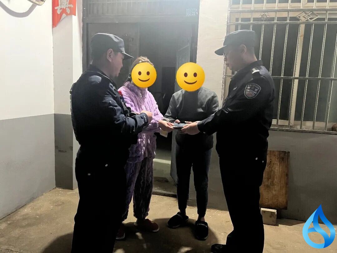 团风民警深夜送还钱包