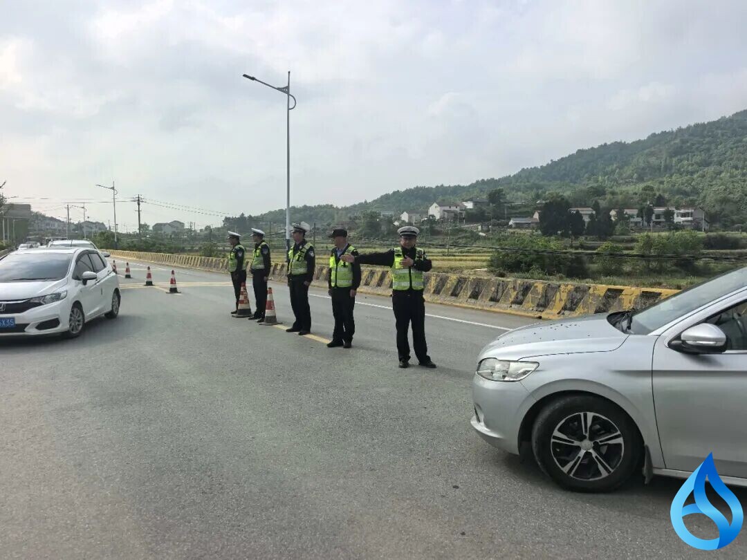景中有“警”服务暖心 团风交警坚守护平安