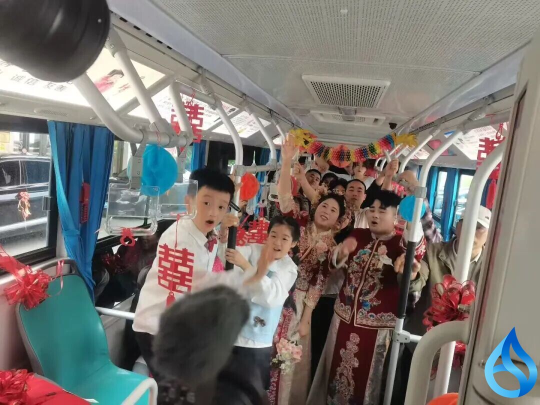 浪漫又低碳！罗田公交首趟“幸福婚车”惊艳亮相