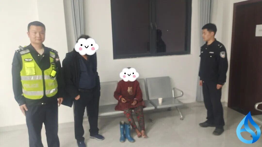 黄梅交警暖心护送高龄老人