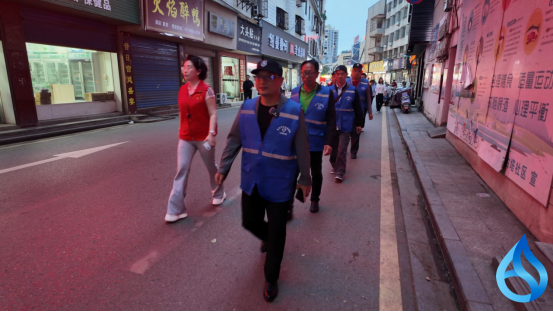 黄梅志愿者“点亮”老城