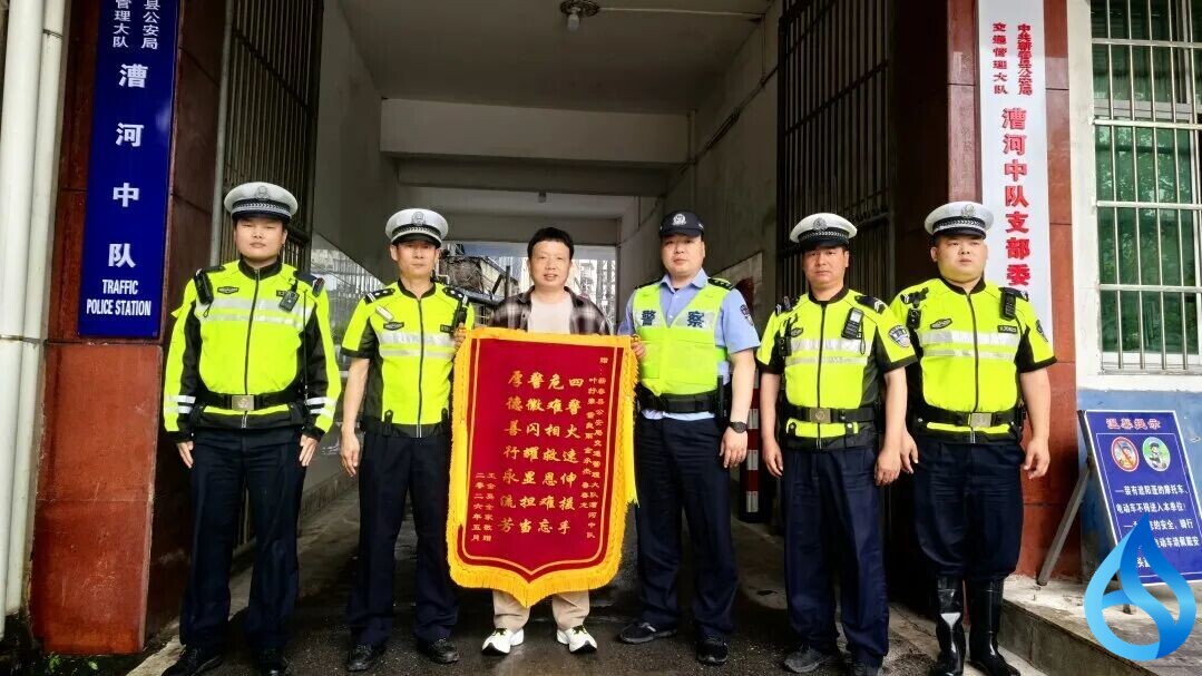 蕲春民辅警暖心救人
